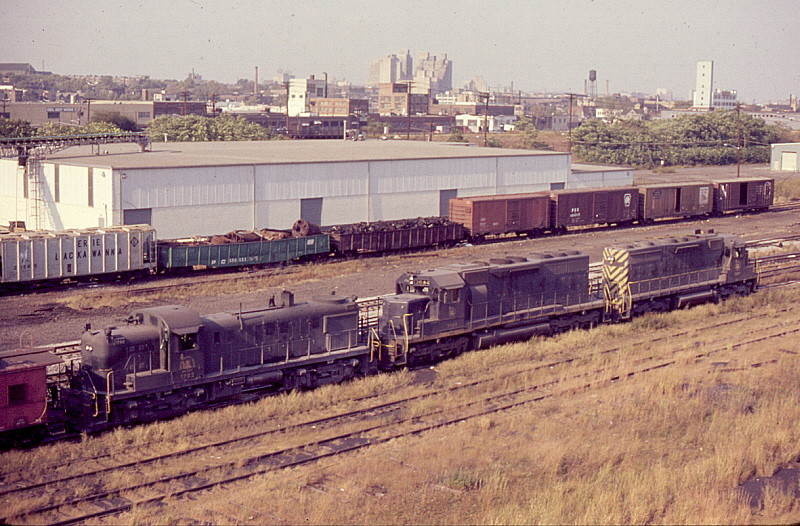 Photo of Central RR of New Jersey CNJ #1702 [RS3] #3064 [SD40] #? [SD35]; Communipaw, NJ