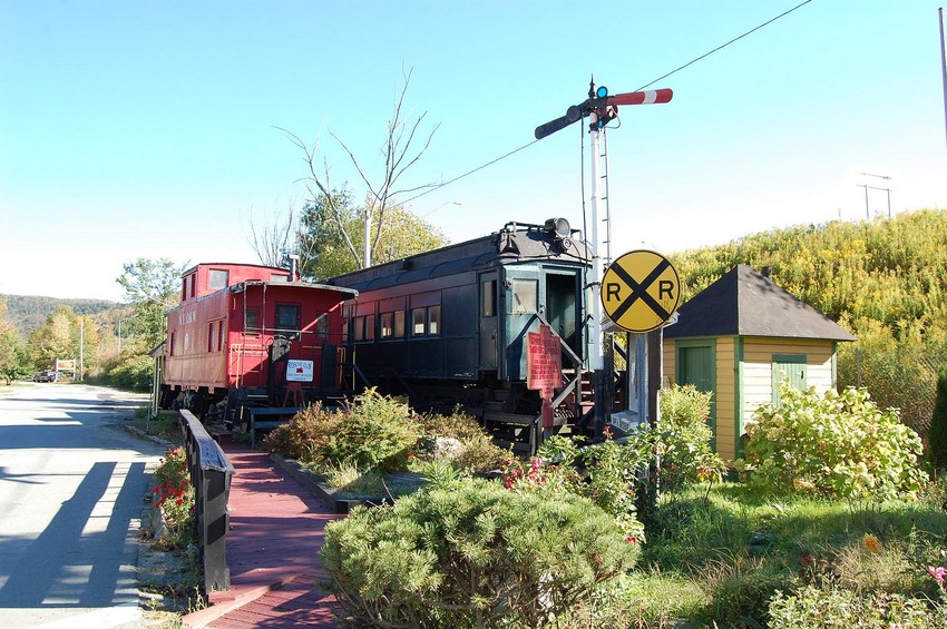Photo of NYOW Roscoe Museum Car and Caboose