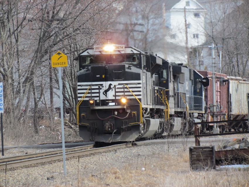Photo of Norfolk Southern 2674 in Hudson, PA.