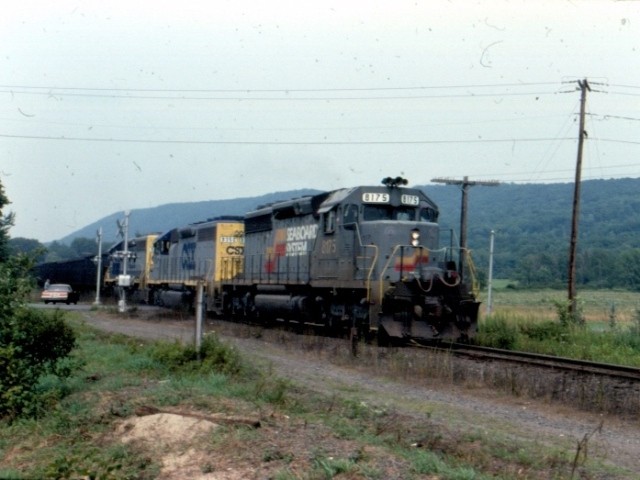 Photo of Mt. Tom loads with CSX power and SBD leader