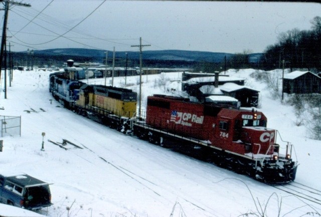 Photo of GRS westbound with mixed CP & CR power