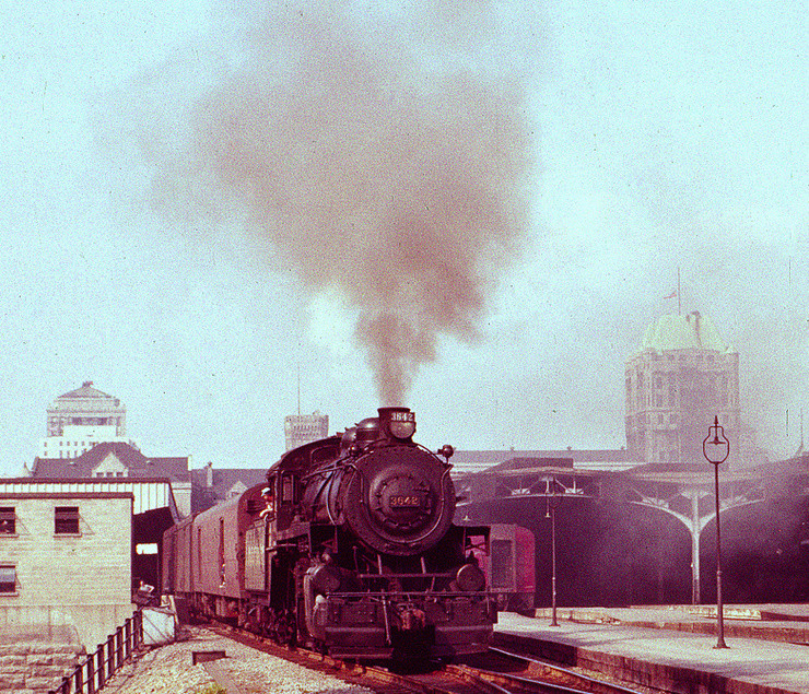 Photo of CANADIAN PACIFIC  2-8-0 AT WINDSOR STATION