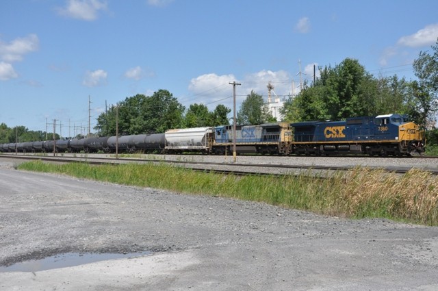 Photo of CSX Ethanol rolling into Northwest end of Selkirk
