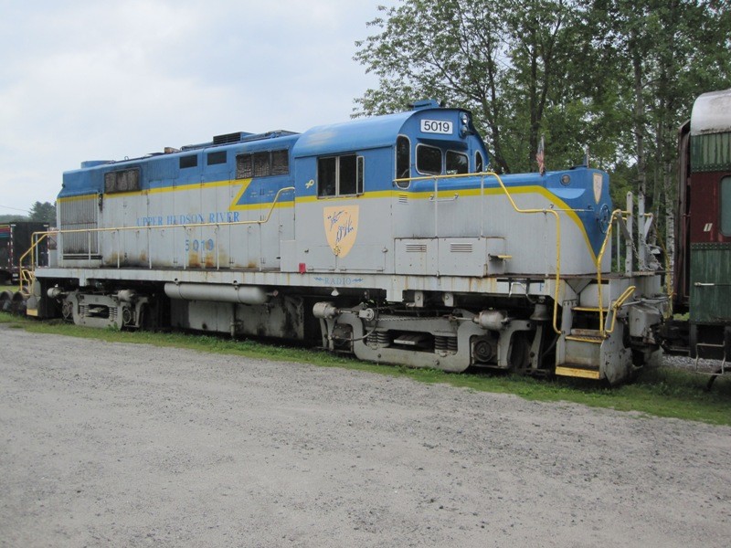 Photo of Saratoga and North Creek RS36 awaits maintenance in siding