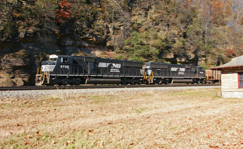 Photo of Westbound coal rounds the curve