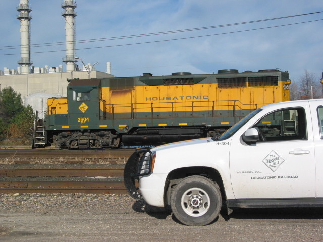 Photo of housatonic nx12 & housatonic railroad m&w truck