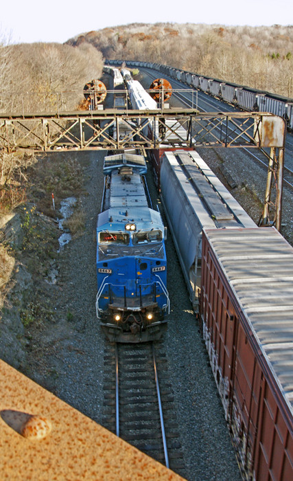 Photo of Ex Conrail unit leads a Westbound towards Cresson