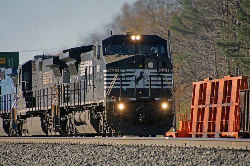 Photo of Eastbound GE C40-8W with containers passes Cresson