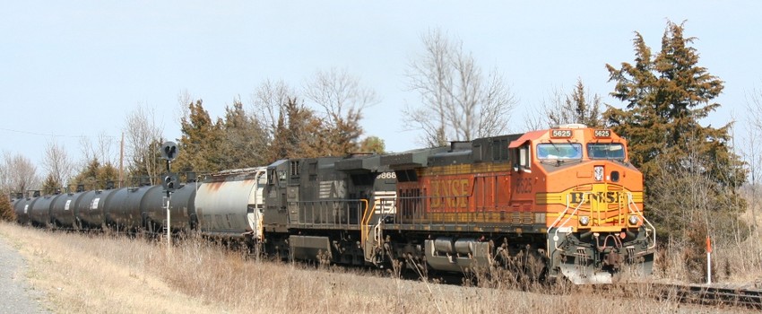 Photo of K418 with BNSF & NS power