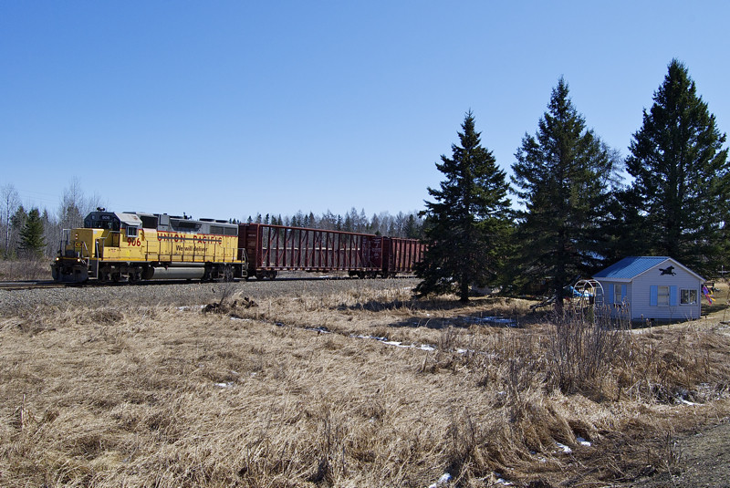 Photo of Maine Northern HLCX 906 leaving Squa Pan