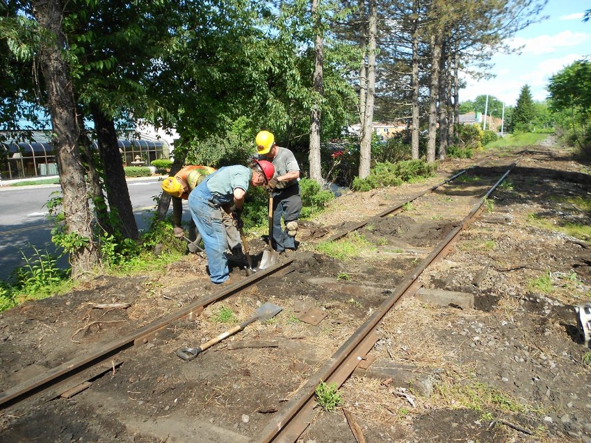 Photo of CMRR Track Crew Replacing ties in Kingston
