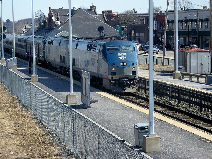 Photo of Lake Shore Limited arriving in Framingham.