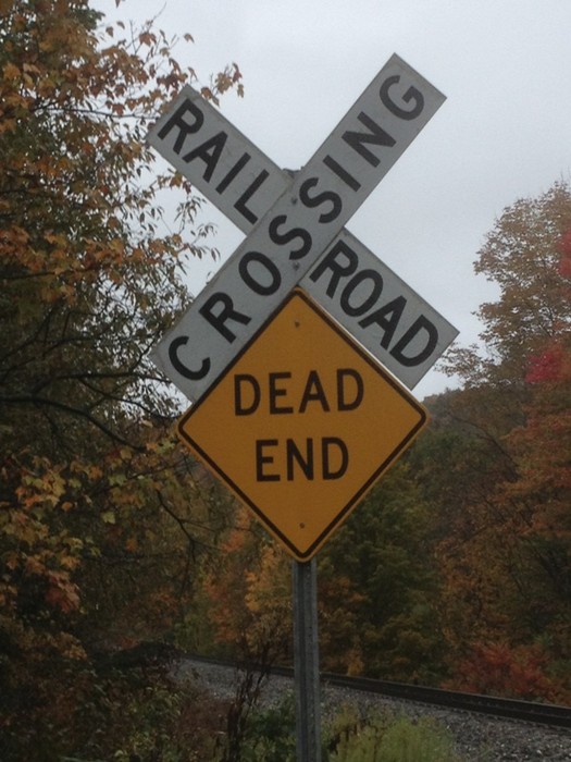 Photo of Grade crossing/Dead End sign