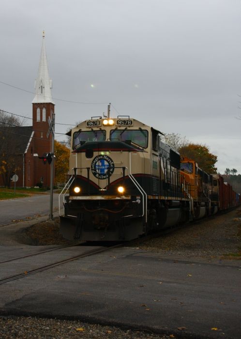 Photo of POSE with BNSF power at Rollinsford, NH