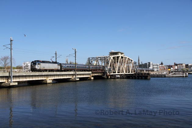 Photo of Amtrak crosses Shaws Cove