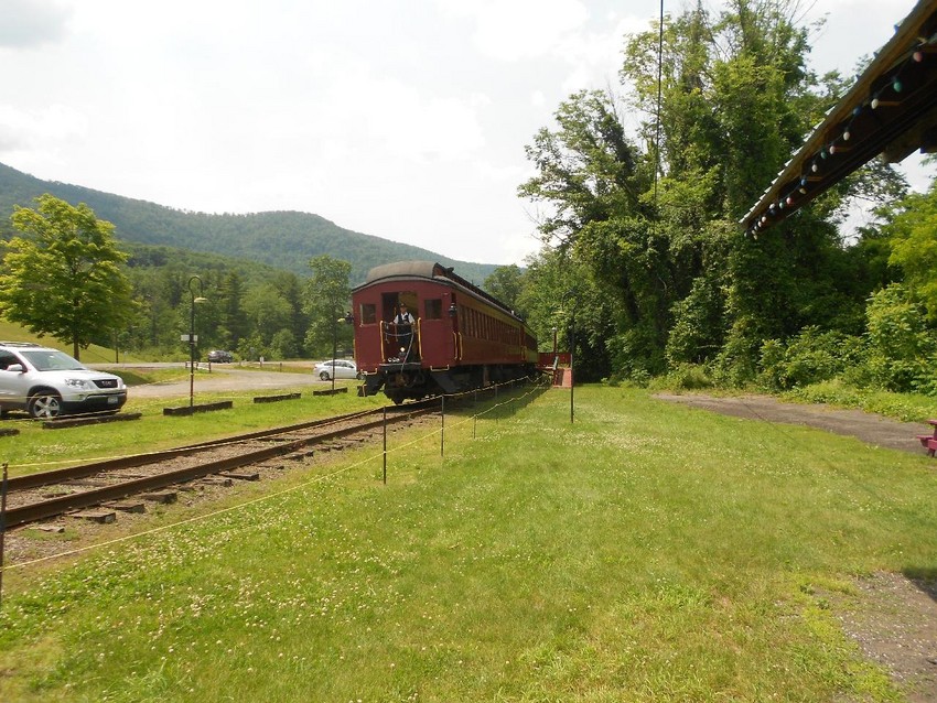 Photo of CMRR Scenic Train Approaches Mt. Tremper Station
