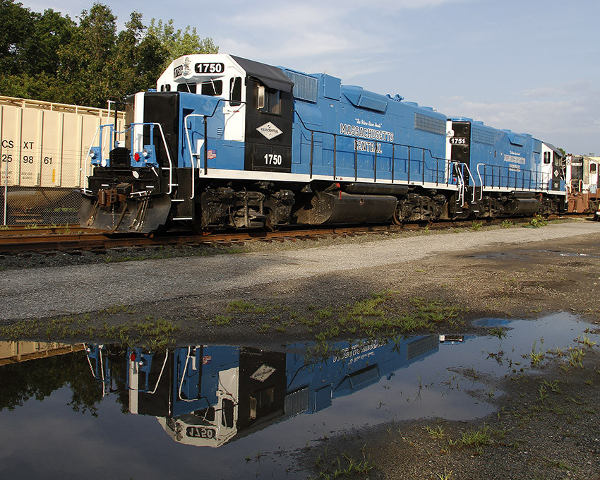 Photo of Mass Central GP38-2 #1750 & #1751