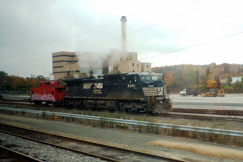 Photo of From the window of a train:NS Caboose Hunt