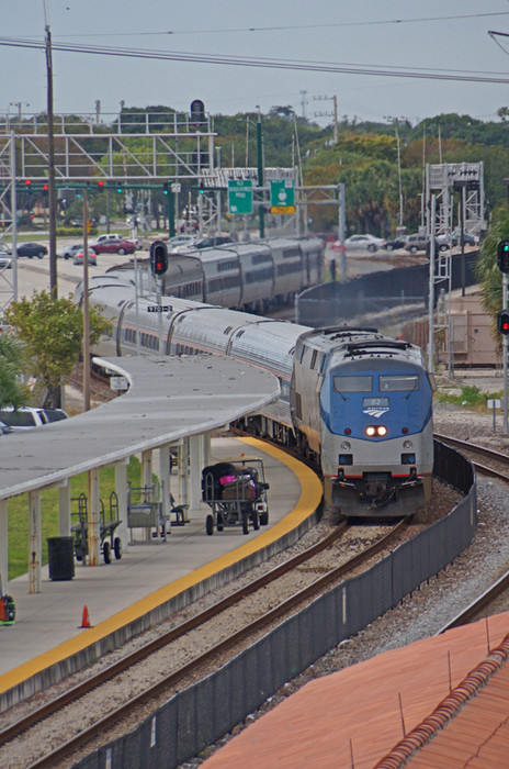 Photo of Northbound Silver Meteor arrives at West Palm Beach