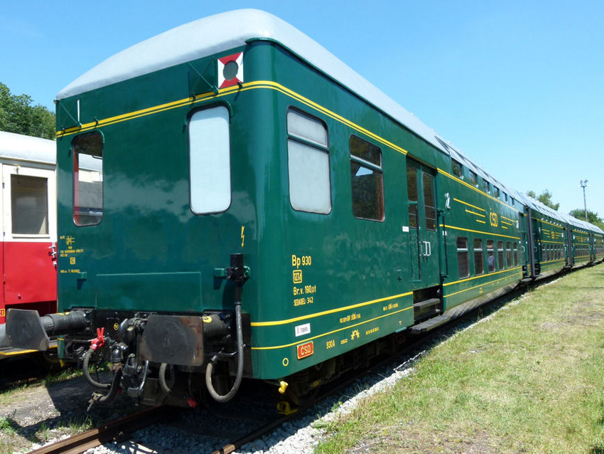 Photo of Good looking set of heritage double decker cars