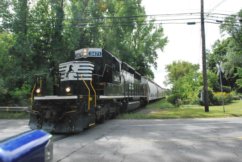Photo of here's my first a norfolksouthern sd40-2 on the adams runner