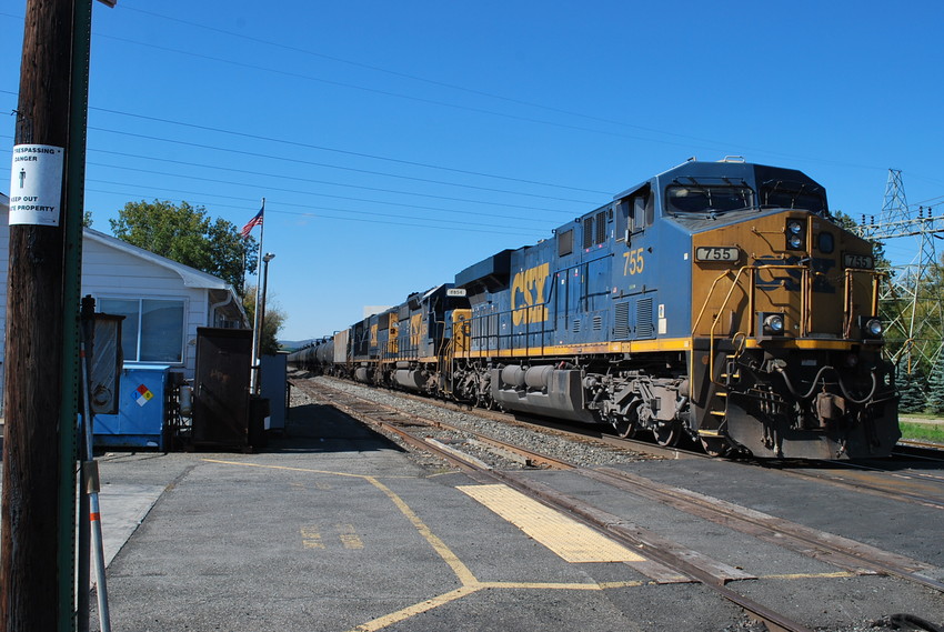 Photo of csx k662 @ the pittsfield yard office stoped
