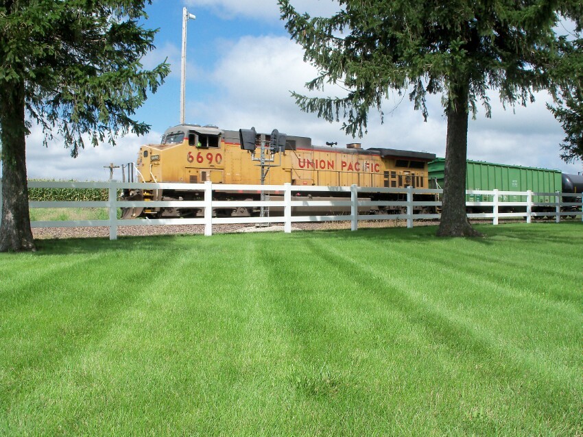 Photo of UP 6690 Passing a Signal in the Countryside