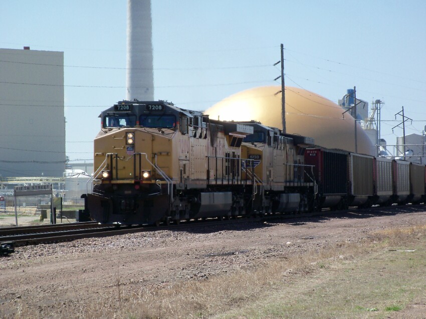 Photo of UP 7208 Hauling Coal out of Clinton, IA