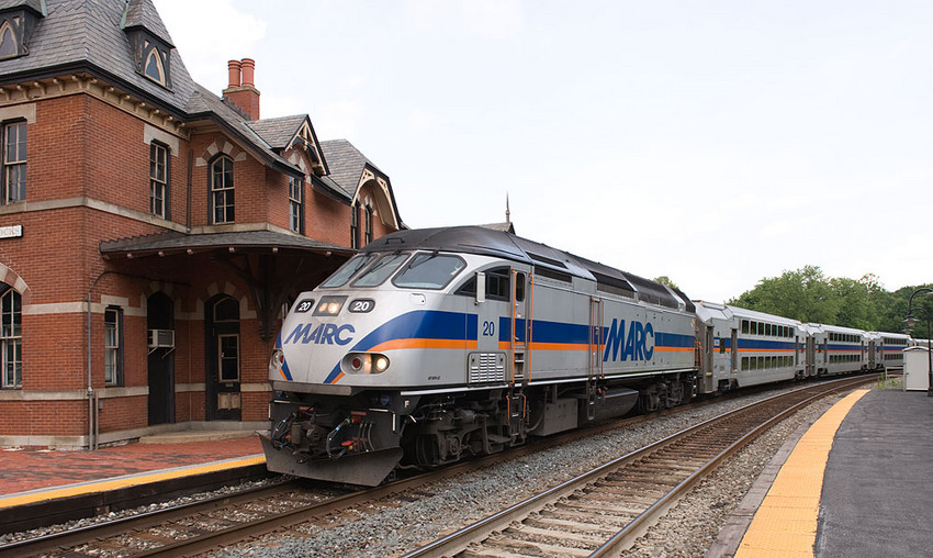 Photo of First WB train of the afternoon rush arrives at Point of Rocks, MD