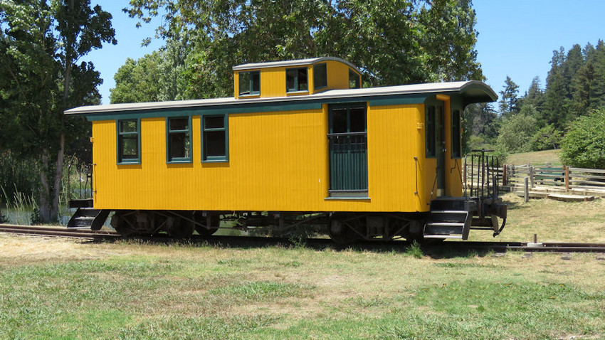 Photo of Another yellow caboose
