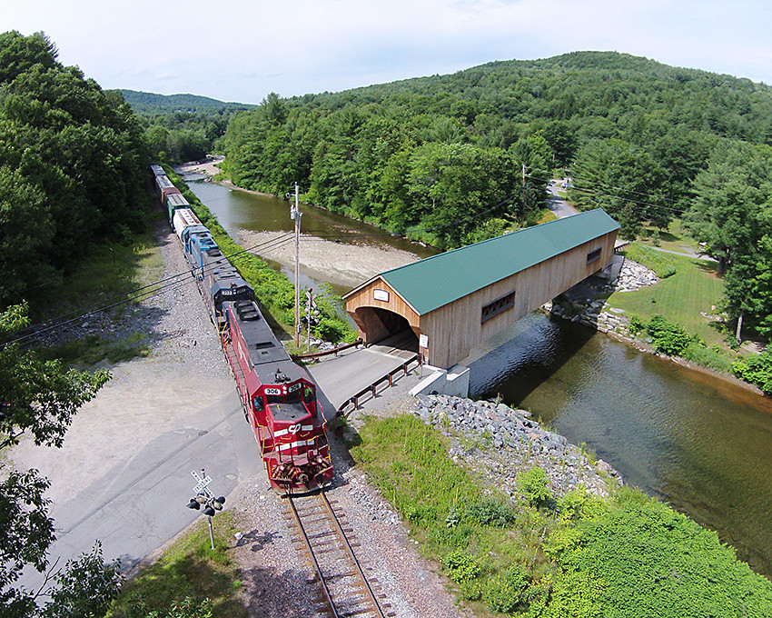 Photo of CLP #306 passes the Bartonville Covered Bridge from 67.1 Feet