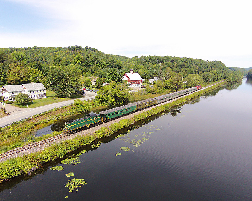 Photo of Green Mountain 405 on Excursion train at Norwich, VT