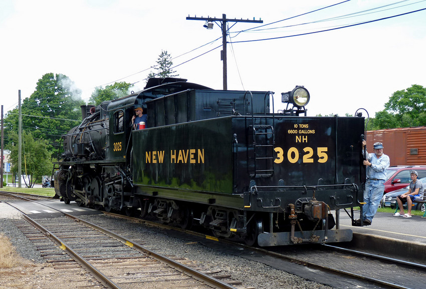 Photo of NH 3025 backs to its excursion train