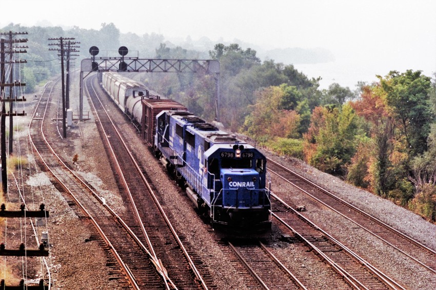 Photo of Conrail freight enters Conway yard, Conway,Pa