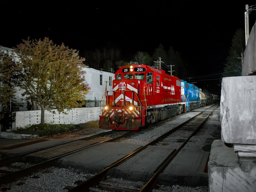 Photo of RDBD with VTR GP 38-2 201 at Proctor