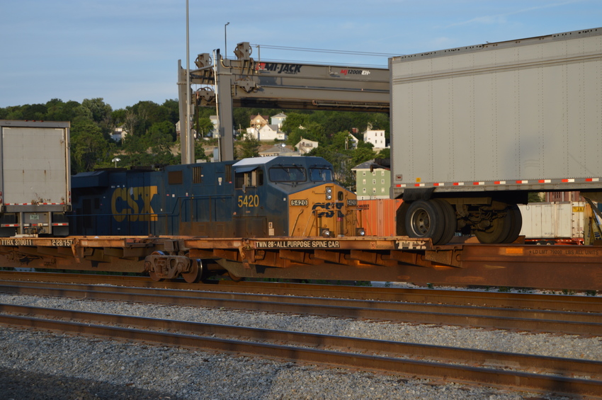 Photo of CSX#5420 Enyoing last rays of the day