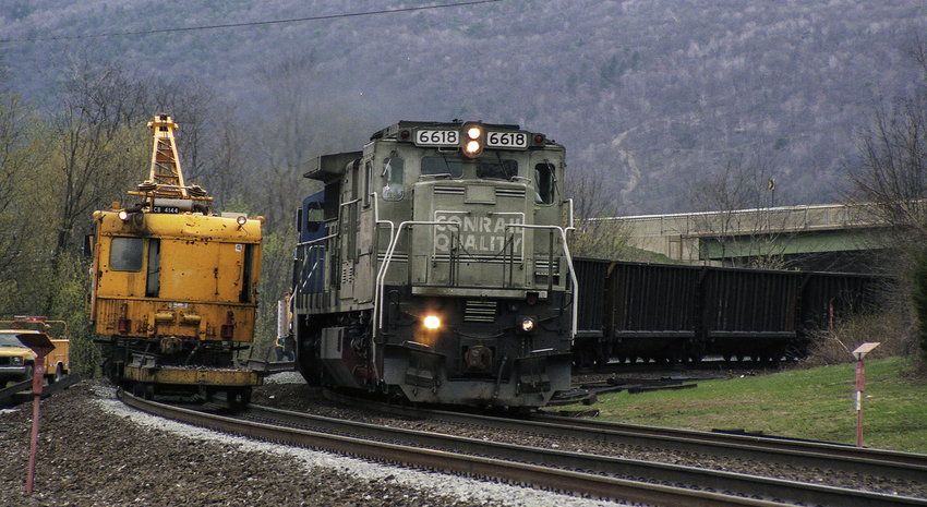 Photo of Conrail Ballast Express Unit on Empty Hoppers at Lewistown, PA
