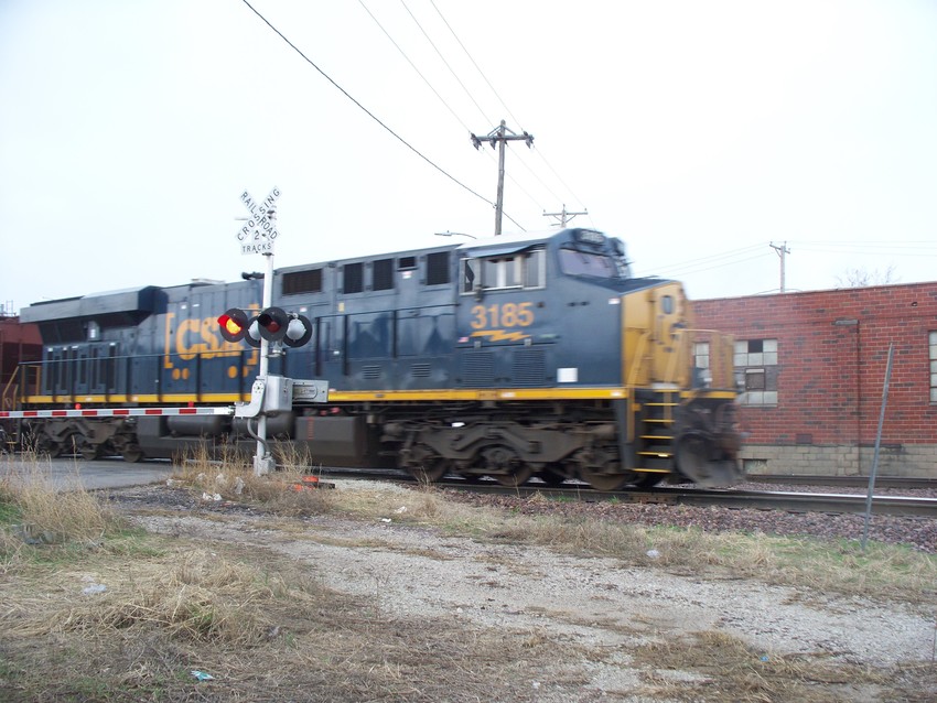 Photo of A CSX engine pushes a UP grain train through Des Moines, IA