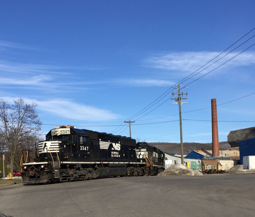 Photo of Norfolk Southern 3347 and 3031 switching Anchor Glass in Elmira Heights, NY