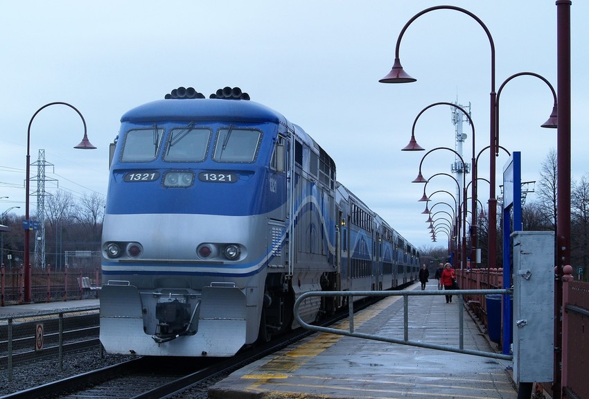 Photo of Montreal's AMT F59 #1321 Stops at Beaurepaire Platform