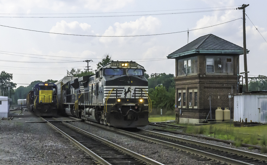 Photo of 28N Passing ED-8 in Front of Ayer Tower