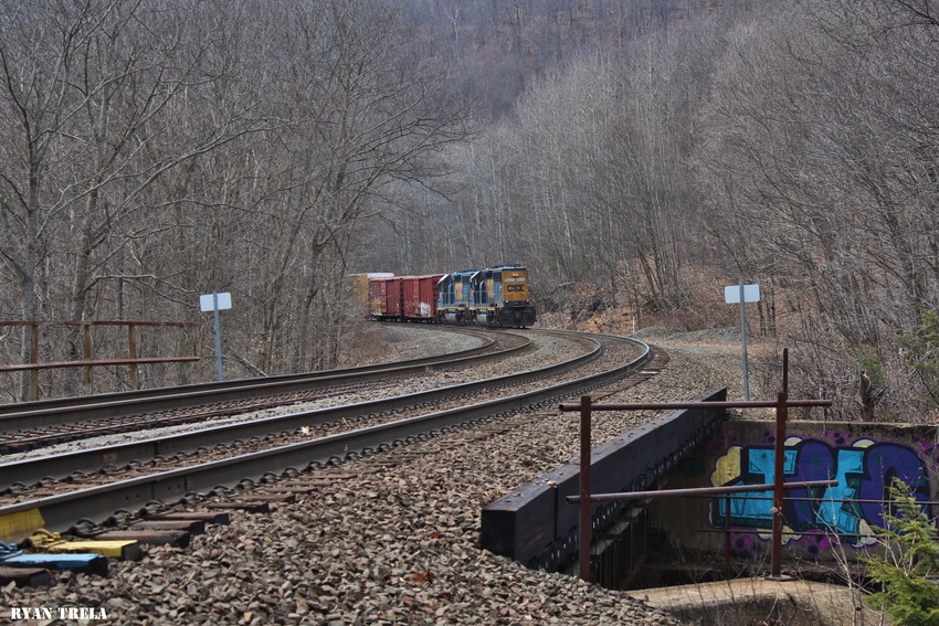 Photo of EMD units help push up Middlefield Hill