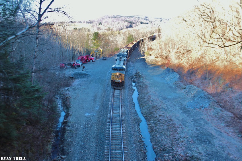 Photo of Eastbound CSX mixed freight heads into the state line tunnel