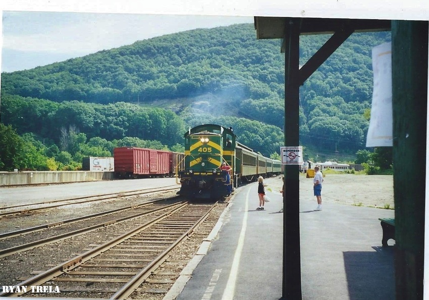 Photo of Green Mountain Flyer pulling into Bellows Falls