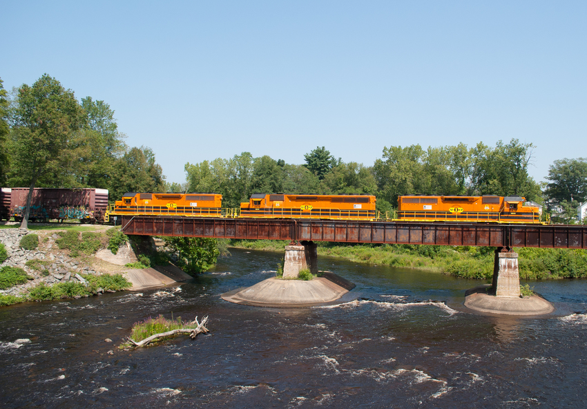 Photo of NECR 3477 Leads 611 at Three Rivers