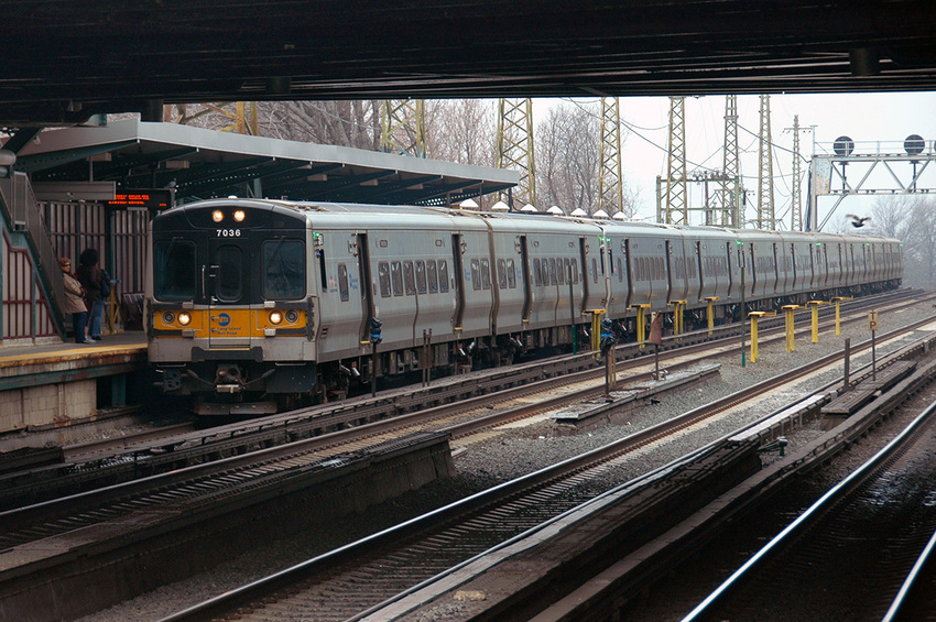 Photo of LIRR MU's at Woodside on March 13, 2006.