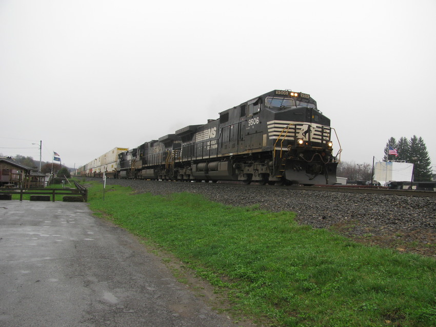 Photo of NS GE and stack train