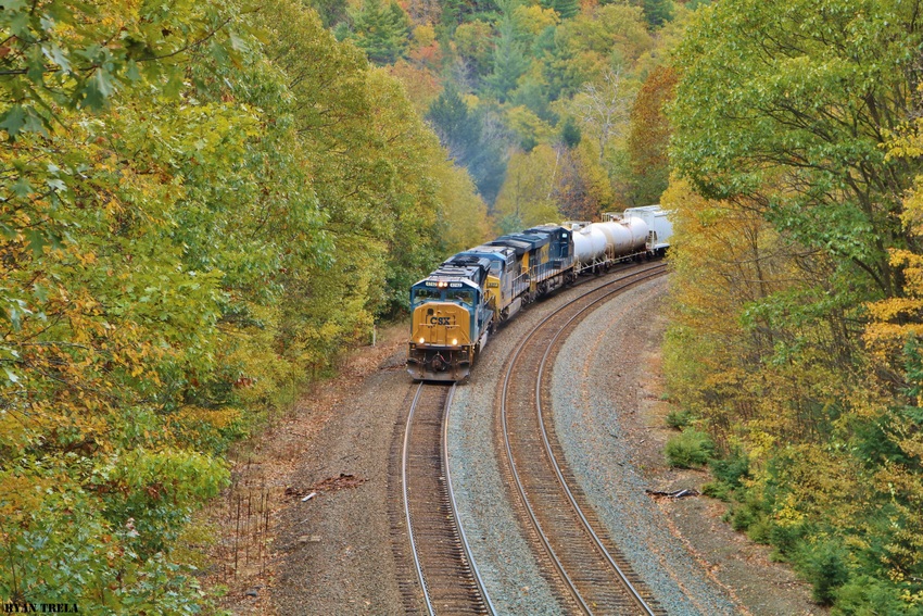 Photo of CSX SD70MAC leads the charge in Chester