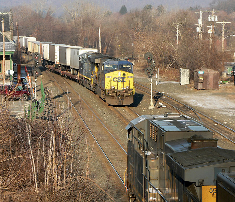 Photo of CSX Pig Train takes the siding at Palmer