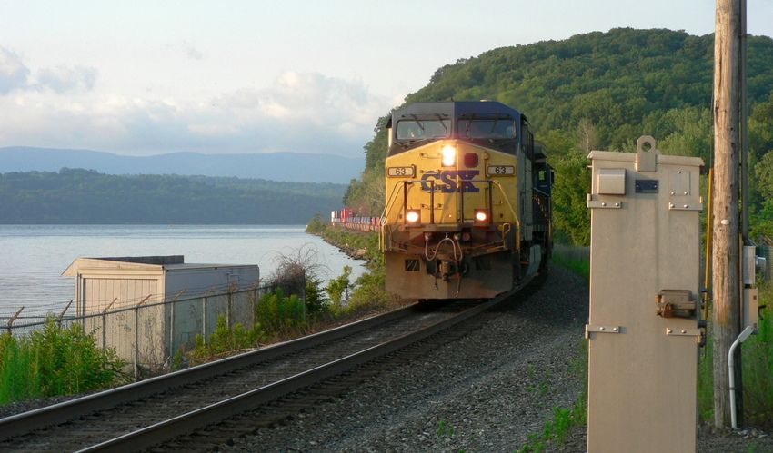 Photo of CSX wb container train L157 along the Hudson River